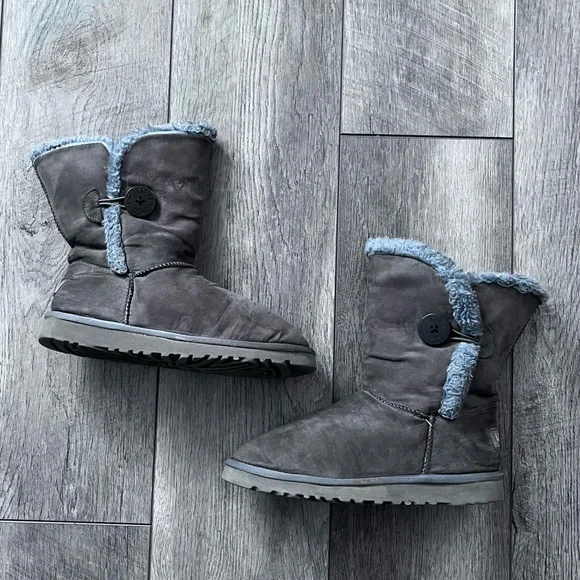 🥾 SOLD UGG Bailey Button II Boots - Picture 2 of 8